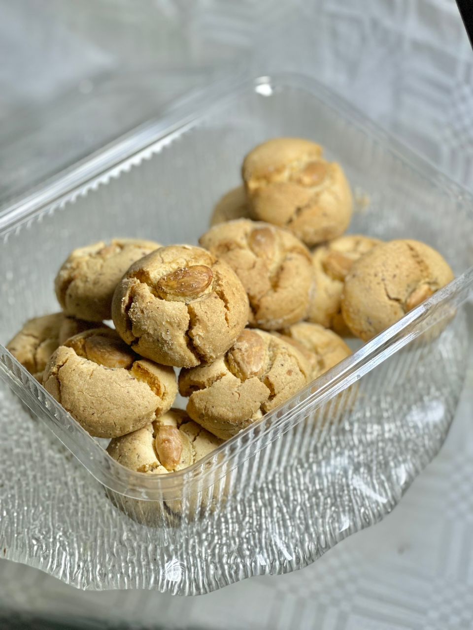 حافظة غريبة لوز