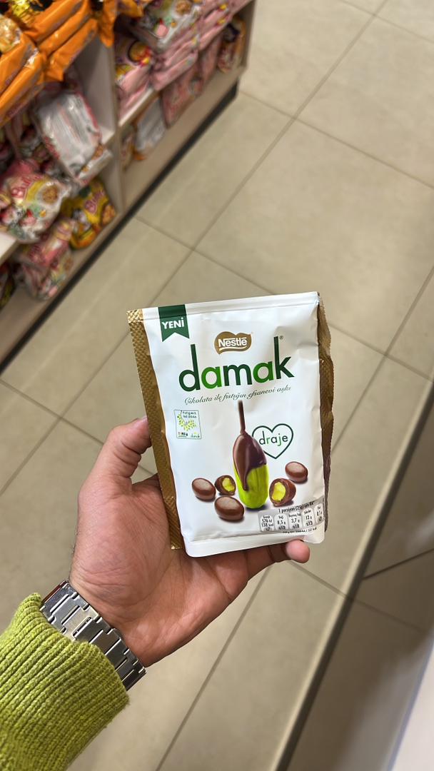 داماك قطع الفستق المغطاة بالشوكولاتة 🥜