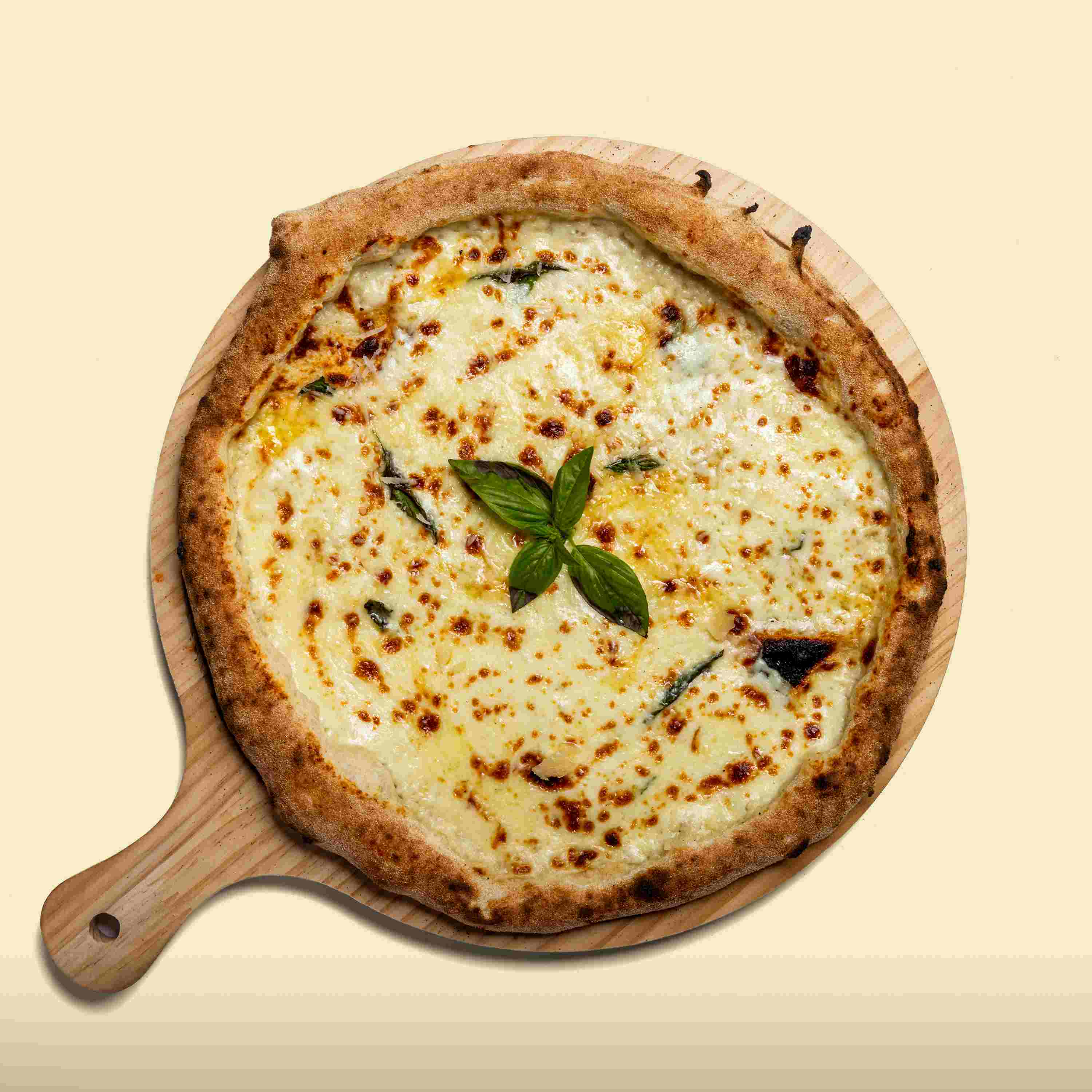 بيتزا كواترو فورماجي(اجبان)