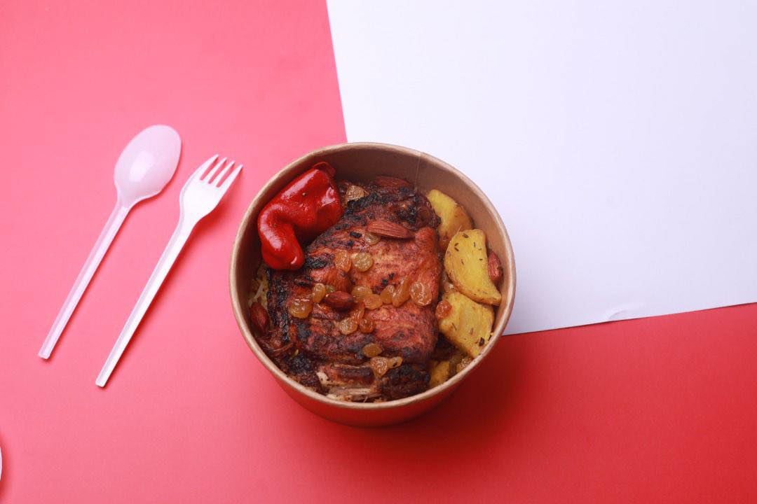 ربع دجاج مشويه ارز ومكسرات